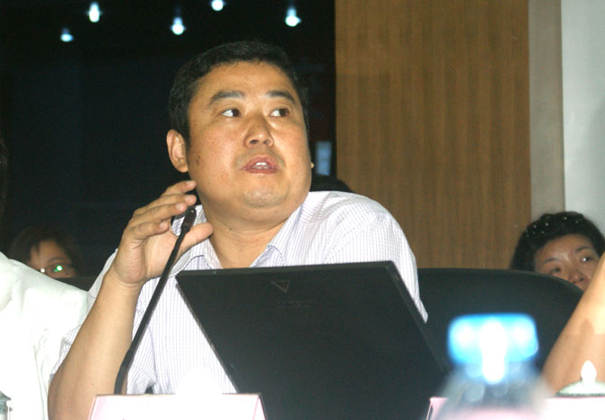 汽车腐蚀与防护专业委员会副秘书长、长城汽车股份有限公司汽车材料工程研究院常务副院长杨洁先生在讨论委员会工作（摄影：赵泽南）