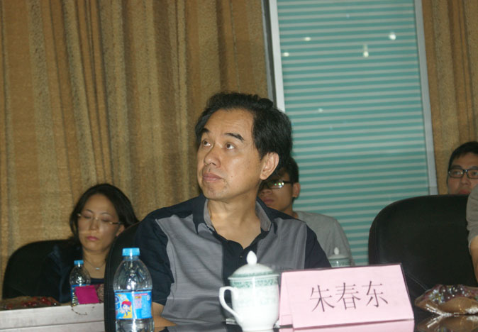 汽车腐蚀与防护专业委员会副秘书长、武汉理工大学朱春东教授在听取会议报告（摄影：赵泽南）