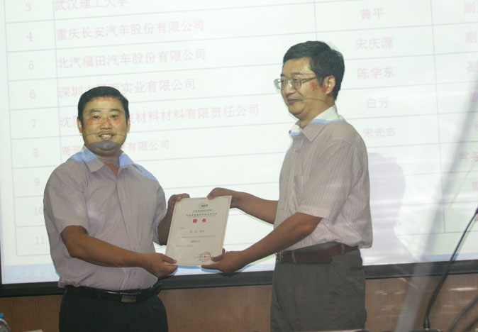 中国腐蚀与防护学会秘书长李晓刚教授为汽车腐蚀与防护专业委员会副秘书长杨洁颁发聘书