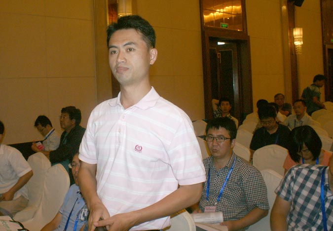 与会嘉宾就大会特邀报告进行提问讨论