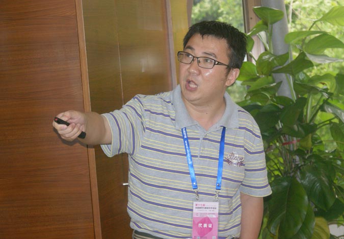 疲劳与断裂力学分会场（二）报告人在做报告