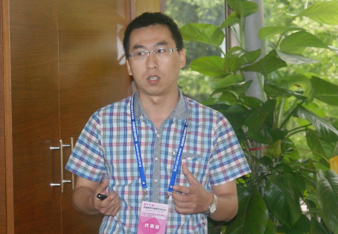 疲劳与断裂力学分会场（二）报告人在做报告