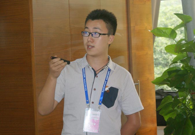 疲劳与断裂力学分会场（二）报告人在做报告