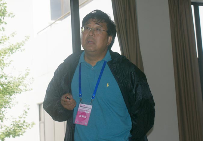 疲劳与断裂力学分会场（二）报告人在做报告