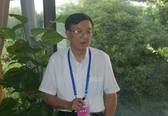 疲劳与断裂力学分会场（二）报告人在做报告