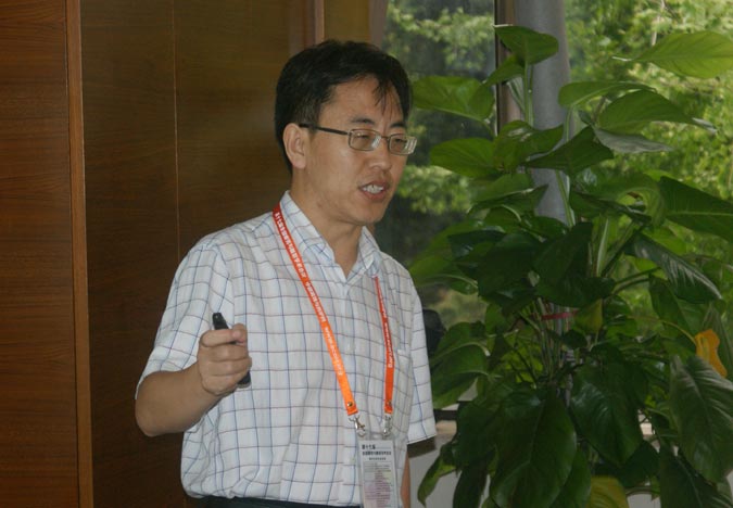 疲劳与断裂力学分会场（二）报告人在做报告