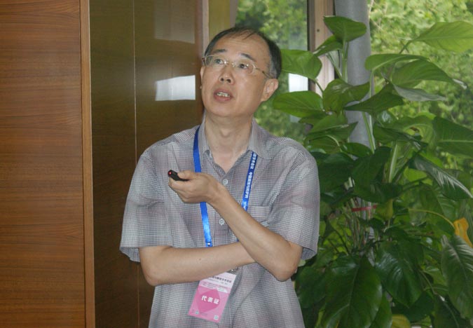 疲劳与断裂力学分会场（二）报告人在做报告